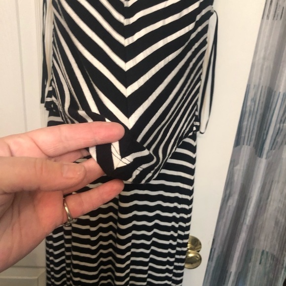 Mossimo black & white diagonal chevron strip with overlay on the top runs large - Picture 7 of 7